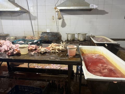 Xırdalanda qanunsuz və antisanitar şəraitdə fəaliyyət göstərən quş kəsimi sexinin fəaliyyəti məhdudlaşdırılıb