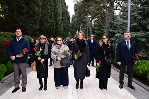 Mədəniyyət Nazirliyinin kollektivi Ümummilli Lider Heydər Əliyevin məzarını ziyarət edib
