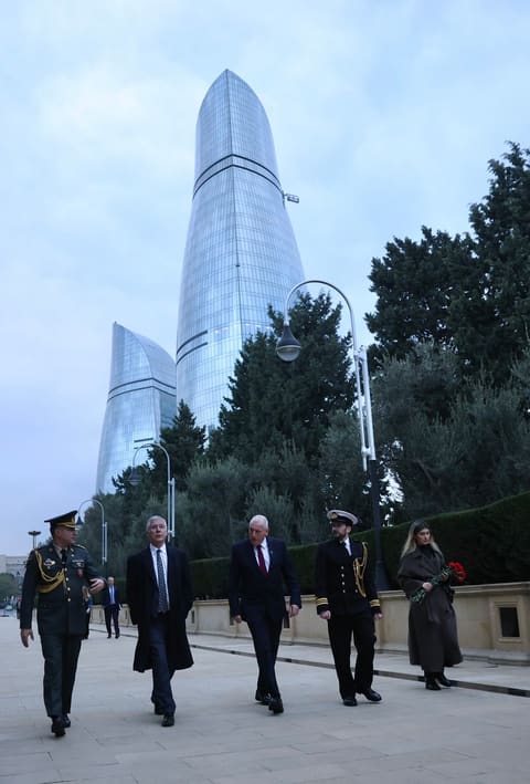 Böyük Britaniyanın dövlət naziri Şəhidlər Xiyabanını ziyarət edib - FOTO