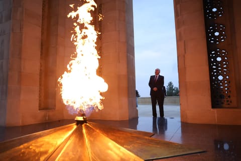 Böyük Britaniyanın dövlət naziri Şəhidlər Xiyabanını ziyarət edib - FOTO