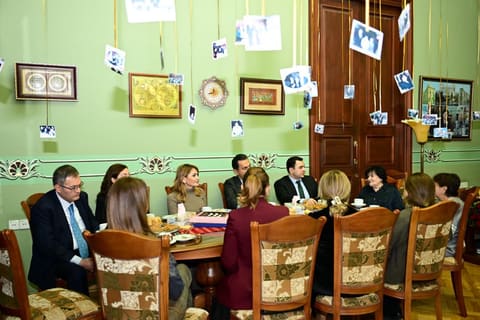Mədəniyyət naziri Adil Kərimli akademik Nailə Vəlixanlını yubileyi münasibətilə ziyarət edib