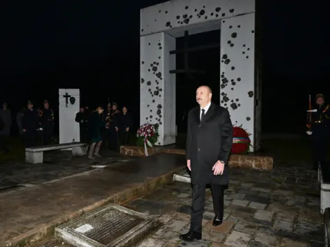 Azərbaycan və Slovakiya prezidentləri Bratislavada “Azadlıq Qapısı” abidəsini ziyarət ediblər