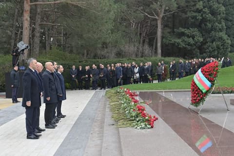 Elm və Təhsil Nazirliyinin kollektivi Fəxri xiyabanda ulu öndərin məzarını ziyarət edib