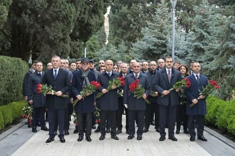 Elm və Təhsil Nazirliyinin kollektivi Fəxri xiyabanda ulu öndərin məzarını ziyarət edib