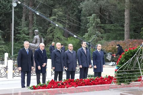 Elm və Təhsil Nazirliyinin kollektivi Fəxri xiyabanda ulu öndərin məzarını ziyarət edib