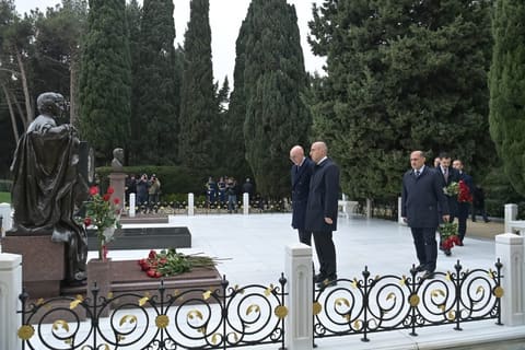 Elm və Təhsil Nazirliyinin kollektivi Fəxri xiyabanda ulu öndərin məzarını ziyarət edib