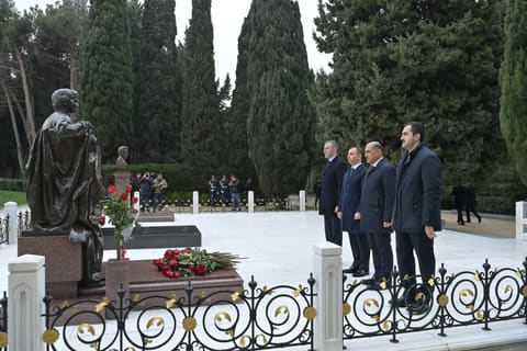 Elm və Təhsil Nazirliyinin kollektivi Fəxri xiyabanda ulu öndərin məzarını ziyarət edib