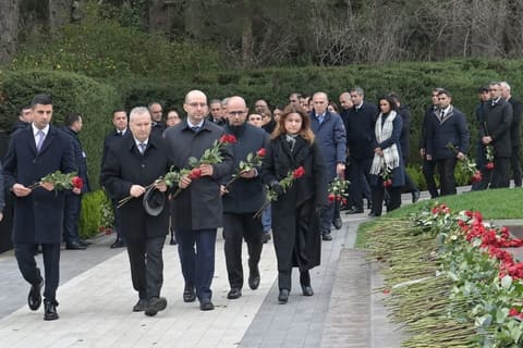 Elm və Təhsil Nazirliyinin kollektivi Fəxri xiyabanda ulu öndərin məzarını ziyarət edib
