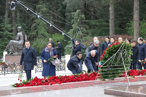 Elm və Təhsil Nazirliyinin kollektivi Fəxri xiyabanda ulu öndərin məzarını ziyarət edib