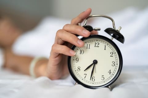 Keyfiyyətsiz yuxu və yorğunluq: Nevroloqlar səbəbləri açıqlayır