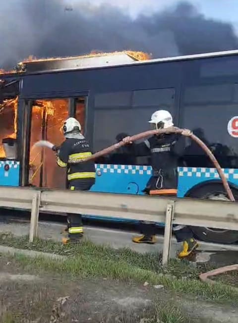 Saray qəsəbəsində avtobusda yanğın baş verib