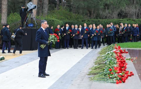 Dövlət Agentliyinin rəhbər heyəti Fəxri xiyabanı ziyarət edib
