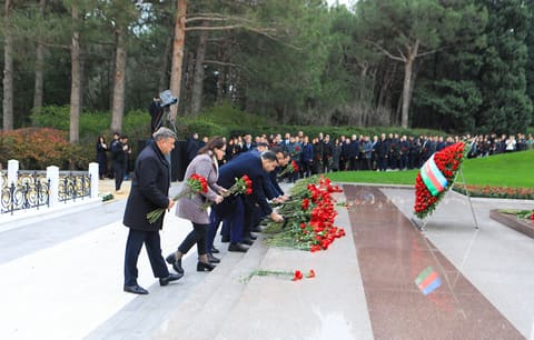 Dövlət Agentliyinin rəhbər heyəti Fəxri xiyabanı ziyarət edib