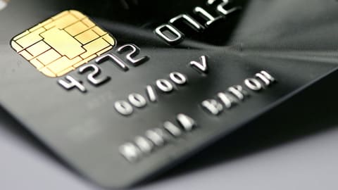 Öz adına bank kartı alıb başqasına verənlərin diqqətinə