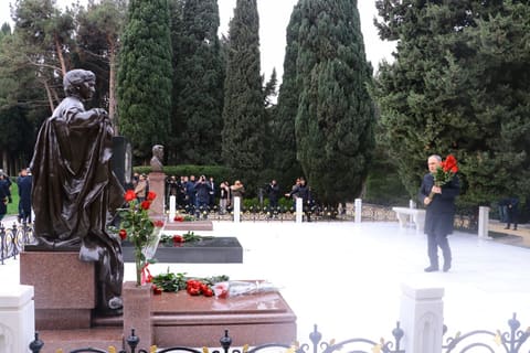 Prokurorluq əməkdaşları anım günü ilə bağlı Fəxri Xiyabanı ziyarət edib