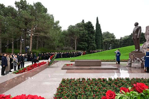 Mədəniyyət Nazirliyinin kollektivi Ümummilli Lider Heydər Əliyevin məzarını ziyarət edib