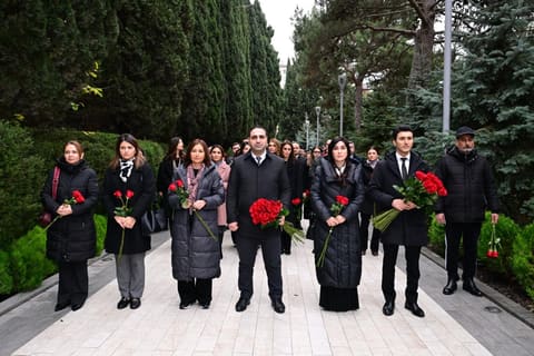Mədəniyyət Nazirliyinin kollektivi Ümummilli Lider Heydər Əliyevin məzarını ziyarət edib