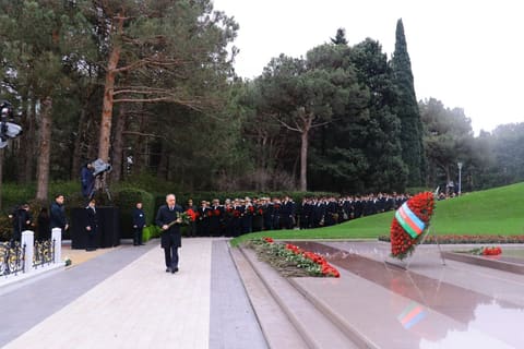 Prokurorluq əməkdaşları anım günü ilə bağlı Fəxri Xiyabanı ziyarət edib
