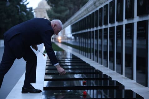 Böyük Britaniyanın dövlət naziri Şəhidlər Xiyabanını ziyarət edib - FOTO