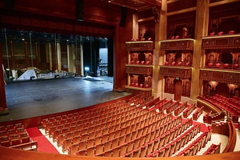Heydər Əliyev Fondunun vitse-prezidenti Leyla Əliyeva Maskatda Sultan Opera Evində olub