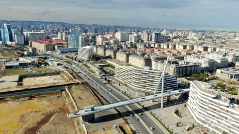Paytaxtda unikal piyada körpüsü inşa edilib
