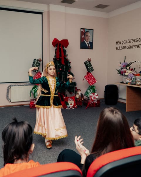 Arzu Əliyeva və Alena Əliyeva Həssas əhali qruplarından olan şəxslər üçün Sığınacaq və Sosial Reabilitasiya Müəssisəsini ziyarət ediblər