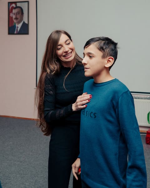 Arzu Əliyeva və Alena Əliyeva Həssas əhali qruplarından olan şəxslər üçün Sığınacaq və Sosial Reabilitasiya Müəssisəsini ziyarət ediblər