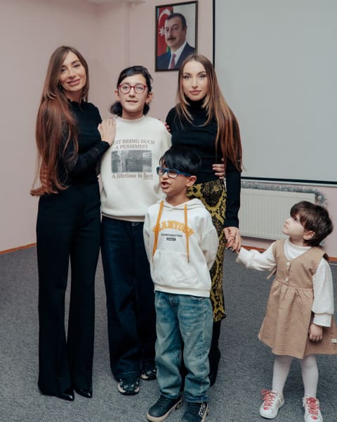 Arzu Əliyeva və Alena Əliyeva Həssas əhali qruplarından olan şəxslər üçün Sığınacaq və Sosial Reabilitasiya Müəssisəsini ziyarət ediblər