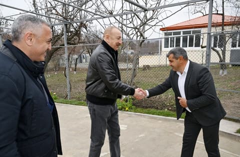  İlham Əliyev Ağdərə rayonunun Aşağı Oratağ kəndində görülmüş işlərlə tanış olub - YENİLƏNİB