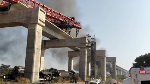 Tailandda tikinti kranının qatarın üzərinə düşməsi nəticəsində 22 nəfər ölüb - FOTO - YENİLƏNİB