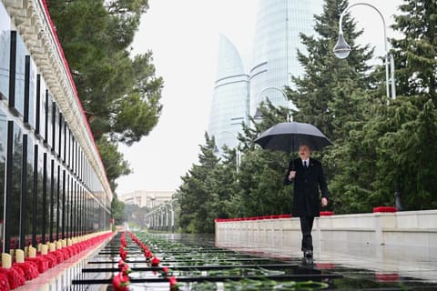 Prezident İlham Əliyev 20 Yanvar şəhidlərinin xatirəsini yad edib