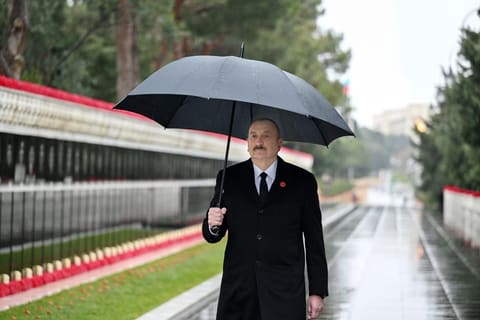 Prezident İlham Əliyev 20 Yanvar şəhidlərinin xatirəsini yad edib