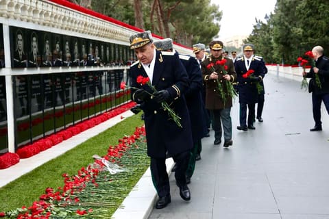 Prokurorluq əməkdaşları Şəhidlər xiyabanını ziyarət edib
