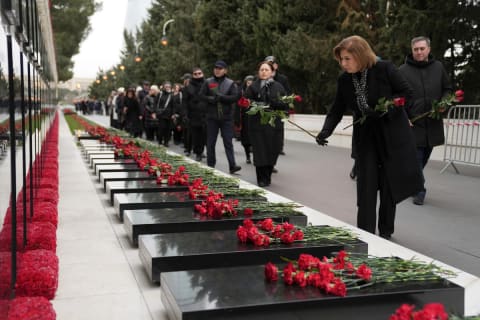 Ailə, Qadın və Uşaq Problemləri üzrə Dövlət Komitəsinin kollektivi Şəhidlər xiyabanını ziyarət edib