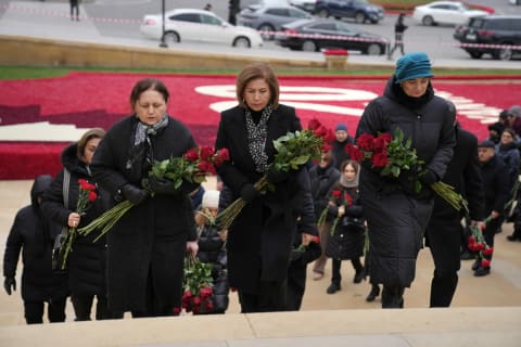 Ailə, Qadın və Uşaq Problemləri üzrə Dövlət Komitəsinin kollektivi Şəhidlər xiyabanını ziyarət edib