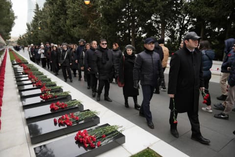 Ailə, Qadın və Uşaq Problemləri üzrə Dövlət Komitəsinin kollektivi Şəhidlər xiyabanını ziyarət edib