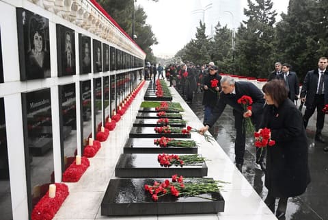 Əli Əsədov və Sahibə Qafarova Şəhidlər xiyabanını ziyarət ediblər - YENİLƏNİB