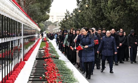 Ombudsman Aparatının kollektivi Şəhidlər xiyabanını ziyarət edib