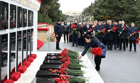 Ombudsman Aparatının kollektivi Şəhidlər xiyabanını ziyarət edib
