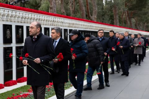 ADY rəhbərliyi Şəhidlər xiyabanını ziyarət edib