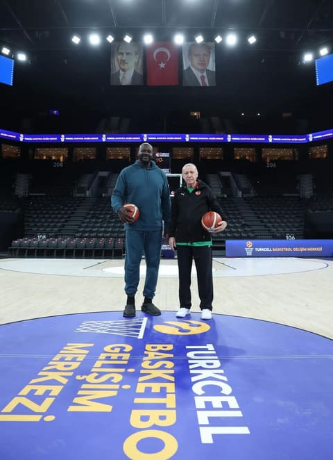 Türkiyə Prezidenti sabiq NBA ulduzu ilə basketbol oynadı