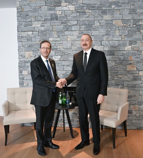 İlham Əliyev Davosda İsrail Dövlətinin Prezidenti ilə görüşüb