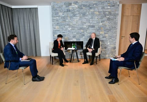 Prezident Davosda Avropa İttifaqının Genişlənmə üzrə komissarı ilə görüşüb