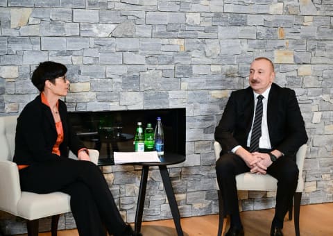 Prezident Davosda Avropa İttifaqının Genişlənmə üzrə komissarı ilə görüşüb