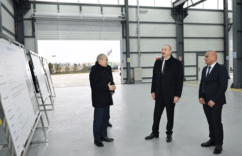 Prezident Sumqayıt Sənaye Parkında güzgü vərəqələrin istehsalı zavodunun açılışında iştirak edib