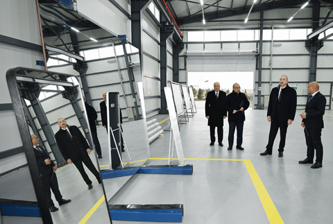 Prezident Sumqayıt Sənaye Parkında güzgü vərəqələrin istehsalı zavodunun açılışında iştirak edib