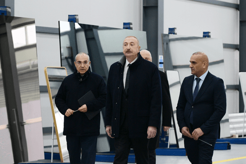 Prezident Sumqayıt Sənaye Parkında güzgü vərəqələrin istehsalı zavodunun açılışında iştirak edib