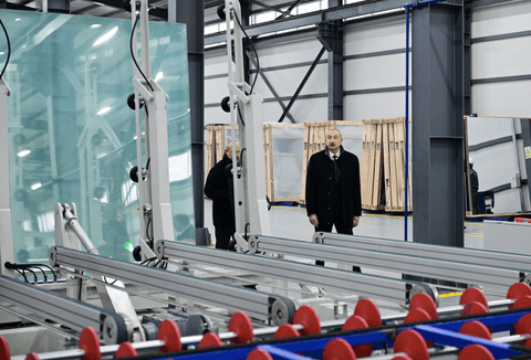 Prezident Sumqayıt Sənaye Parkında güzgü vərəqələrin istehsalı zavodunun açılışında iştirak edib