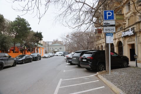 Paytaxtda yeni parklanma yerləri təşkil edilib