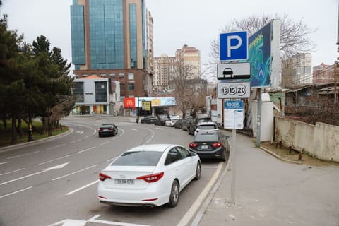 Paytaxtda yeni parklanma yerləri təşkil edilib